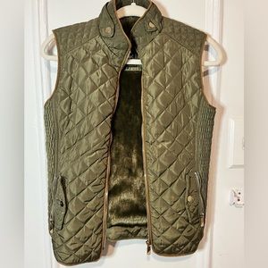 Nylon quilted vest with fur trim